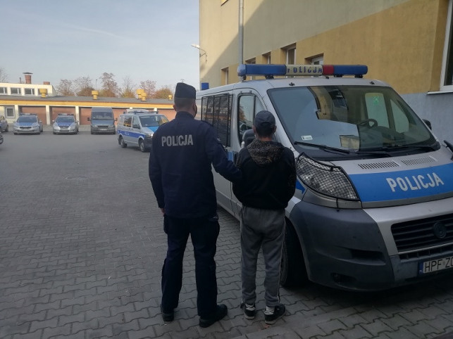 [FOTO] Weszli przez okno i okradli dom. Trzy osoby zatrzymane przez policję - Zdjęcie główne