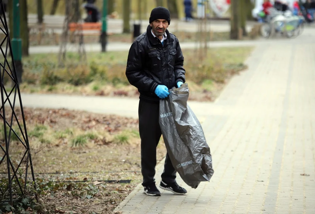 Uchodźcy z Ukrainy wspólnie wysprzątali Park Traugutta w Kutnie