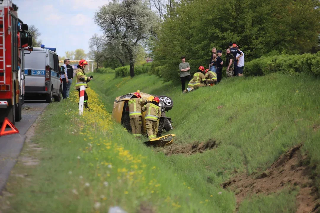 Znamy przyczyny dwóch zdarzeń drogowych do których doszło w Kutnie. Kierowcy jechali „na podwójnym gazie”