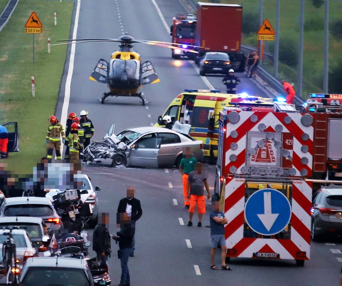 Policja komentuje wypadek na autostradzie pod Kutnem. Dwie osoby w ciężkim stanie, dziecko w szpitalu w Łodzi [ZDJĘCIA] - Zdjęcie główne