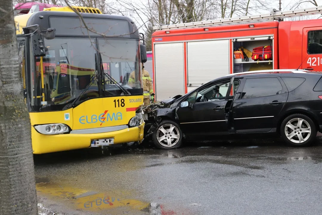 Na ul. Chrobrego w Kutnie autobus miejski zderzył się z osobówką