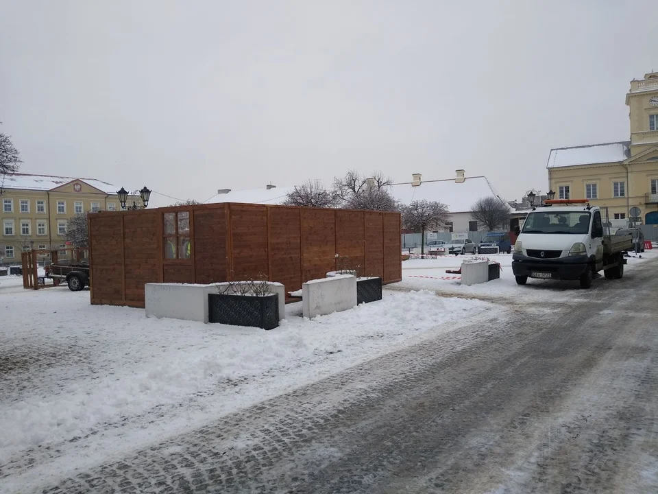 W centrum Kutna stawiają drewnianą konstrukcję. To bożonarodzeniowa szopka, jedna z atrakcji Wigilii Miejskiej i Jarmarku Świątecznego