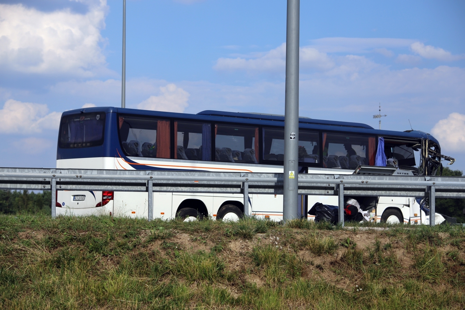 W wyniku zderzenia autokaru z ciężarówką rannych zostało aż 17 osób