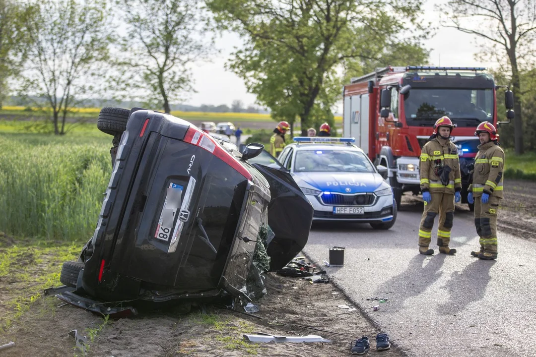 Dachowała osobówka, kierowca ciężko ranny. Lądował śmigłowiec LPR [ZDJĘCIA] - Zdjęcie główne