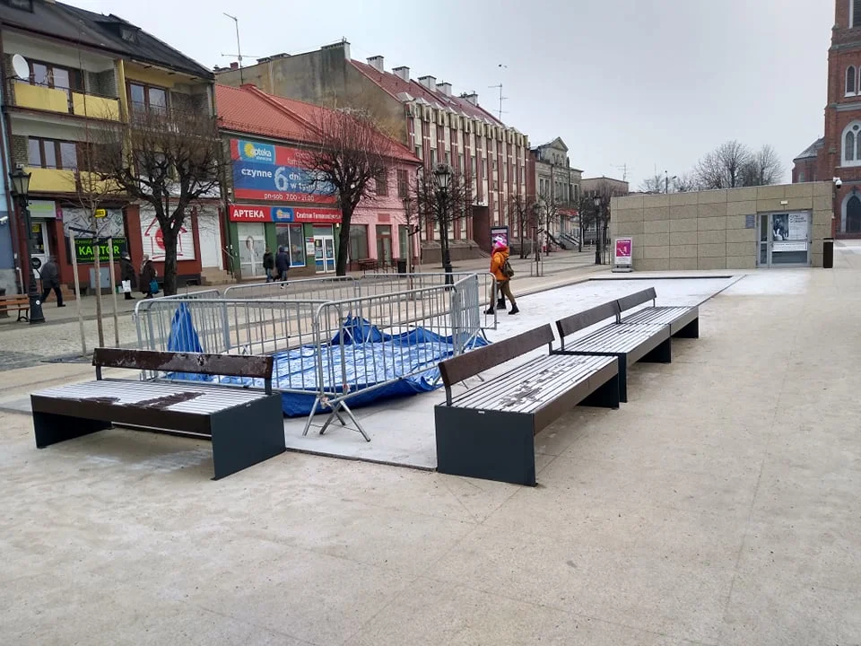 Przy fontannie na Placu Wolności pojawiły się ławki. Ma to zapobiec kolejnym uszkodzeniom