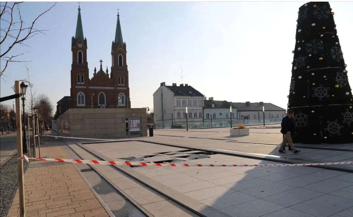 Pod koniec listopada kierowca samochodu dostawczego uszkodził fontannę na Placu Wolności w Kutnie