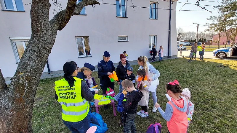 Policjanci z kutnowskiej komendy wraz z „pluszowymi maskotkami” spotkali się z dziećmi z mieszkań wspomaganych w Kutnie przy ul. Majdany