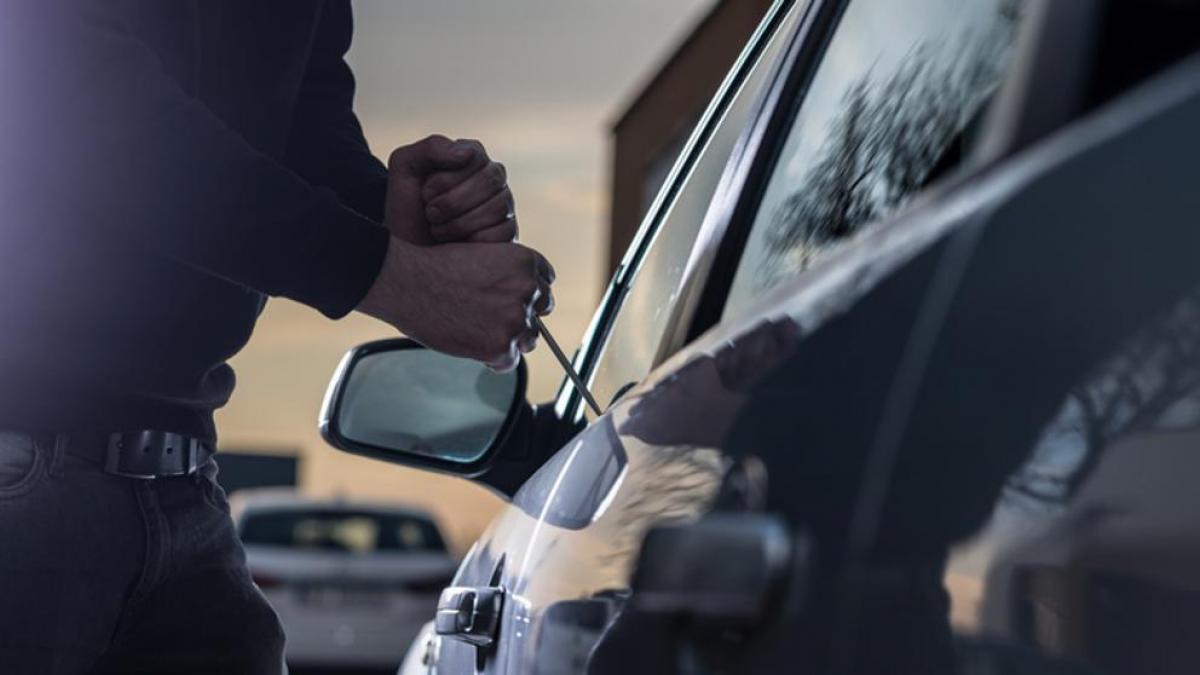 Kolejna kradzież samochodu na kutnowskim osiedlu! W nocy zniknął z parkingu - Zdjęcie główne