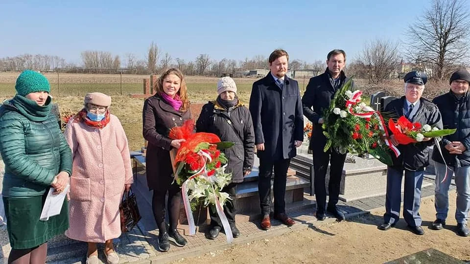 Uroczystości na cmentarzach w Kutnie i Woźniakowie. Upamiętnili zmarłych patriotów [ZDJĘCIA] - Zdjęcie główne