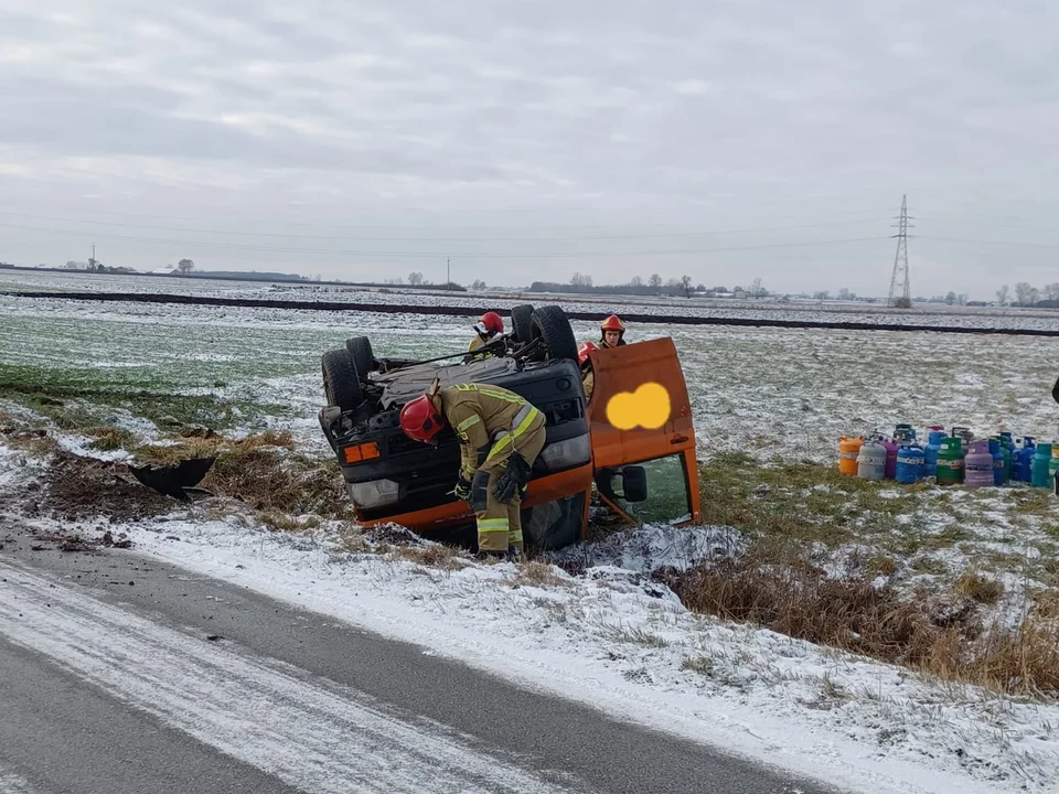 Pod Łęczycą dachował bus przewożący butle z gazem