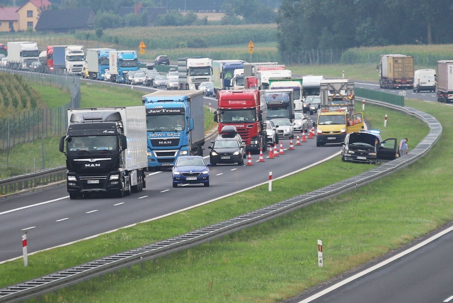 Wypadek w powiecie kutnowskim w okolicach Pomarzanek (osobówka uderzyła w bariery)