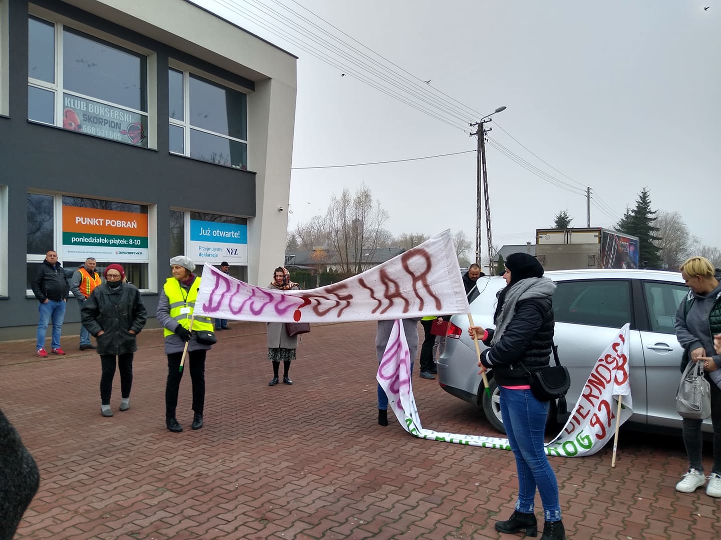 Trwa protest przy DK 92 w Bedlnie. Mieszkańcy żądają poprawy bezpieczeństwa