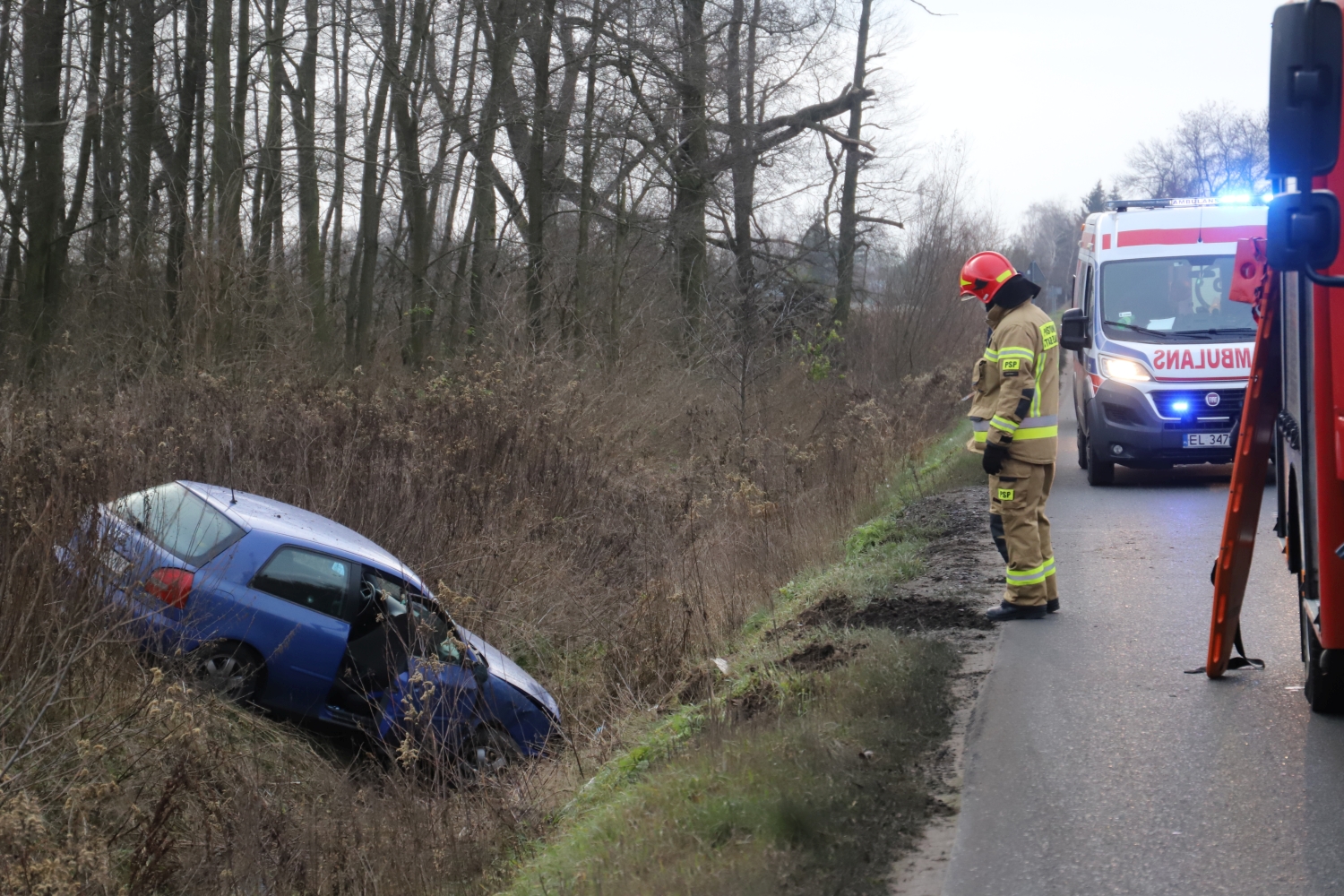 Kraksa na kutnowskiej strefie. Auto wpadło do rowu, służby w akcji - Zdjęcie główne