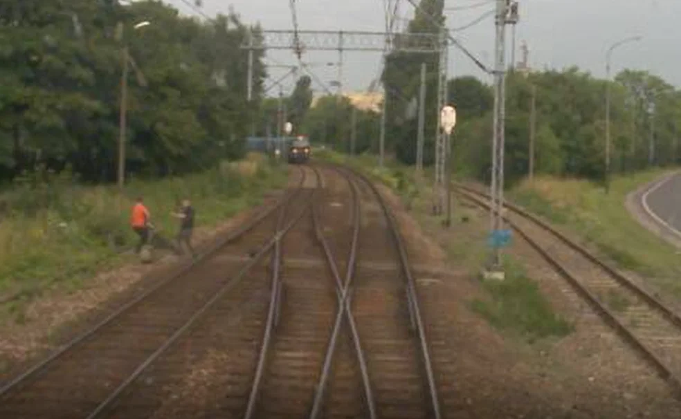 Było o krok od tragedii na torach. Maszynista ŁKA nagrodzony za szybką reakcję