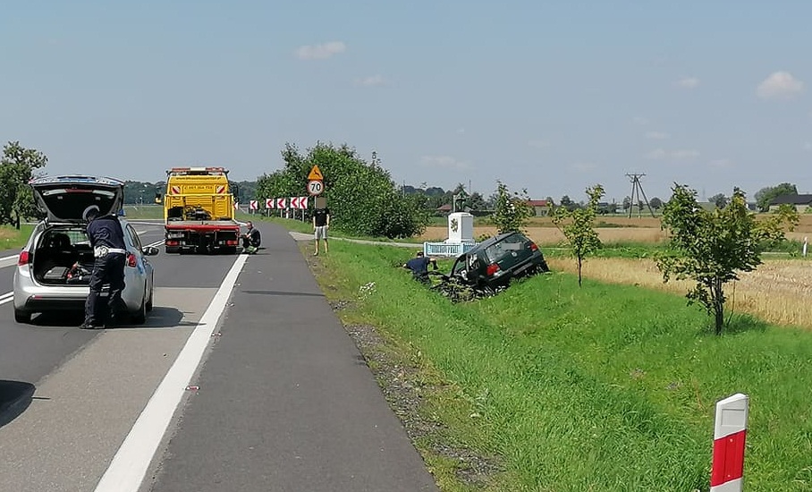 Pod Kutnem kierowca samochodu osobowego wpadł do rowu