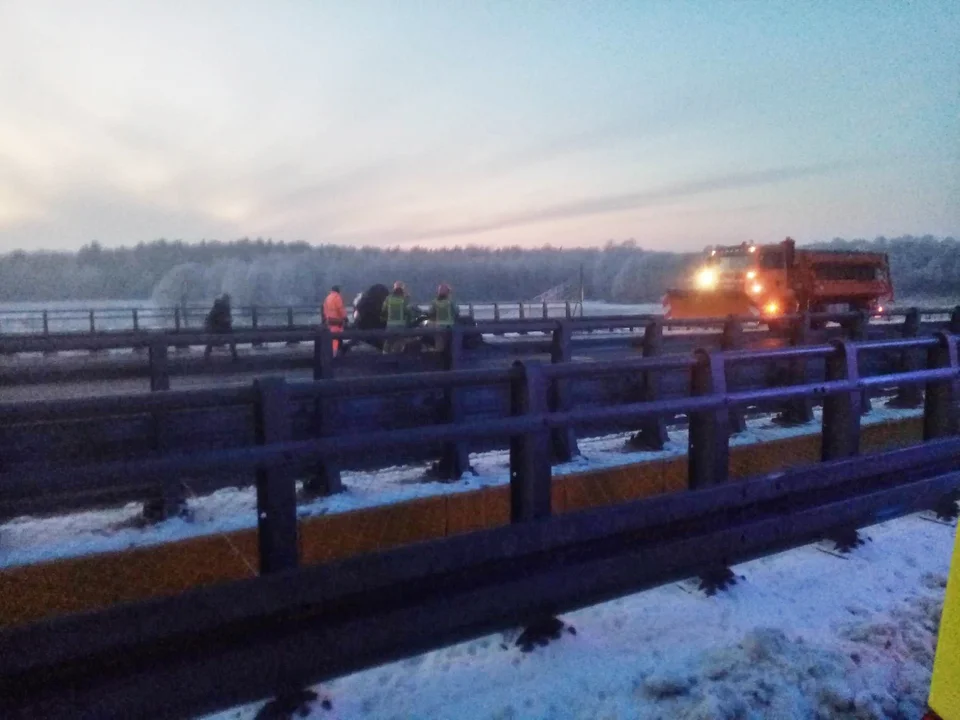 Auto dachowało na autostradzie A1 pod Kutnem. Trwa akcja służb - Zdjęcie główne