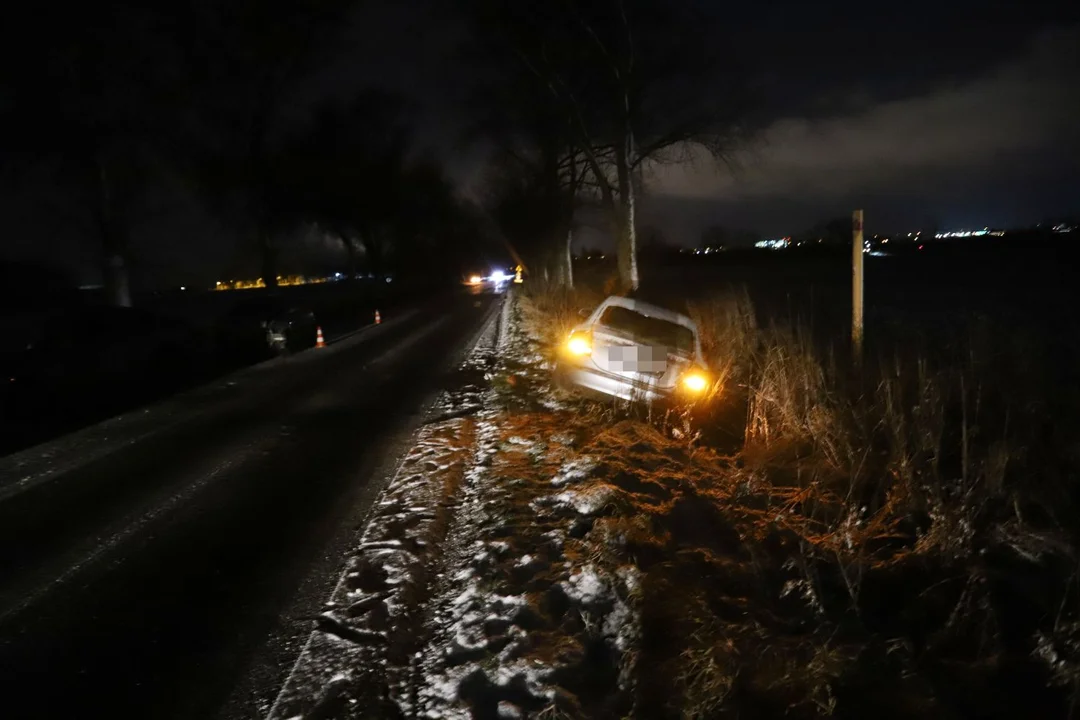 Pod Kutnem doszło do kraksy z udziałem trzech samochodów, na drogach w wyniku oblodzenia panują trudne warunki