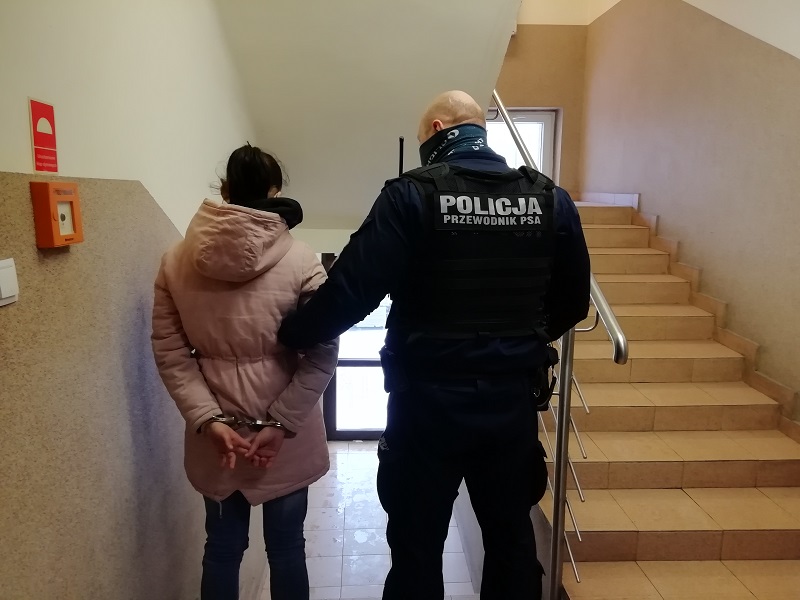 Policja z Kutna zatrzymała dwóch mężczyzn i kobietę