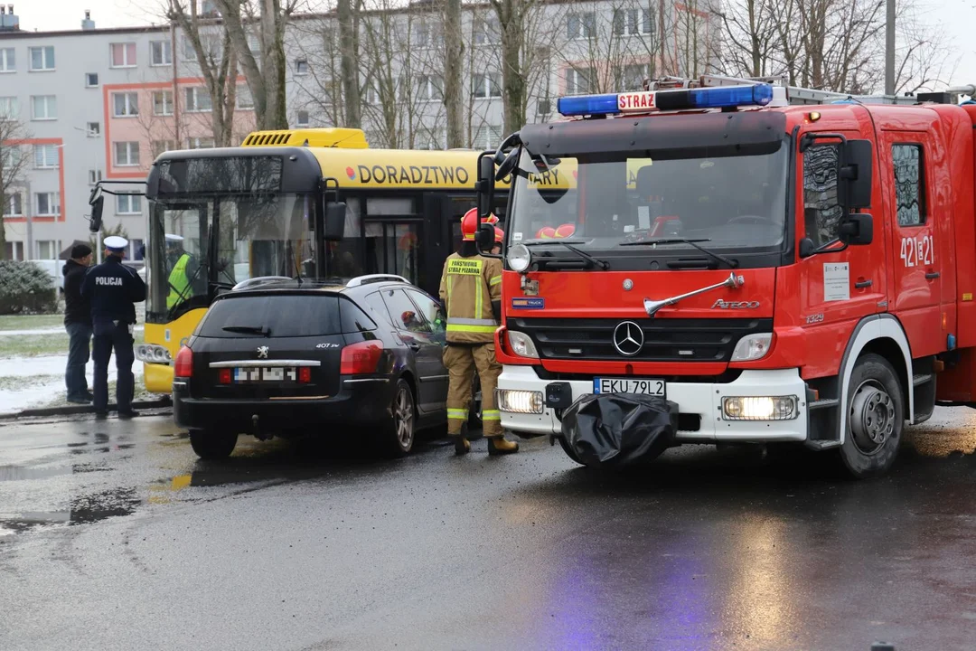 Autobus zderzył się z osobówką przy ul. Chrobrego w Kutnie