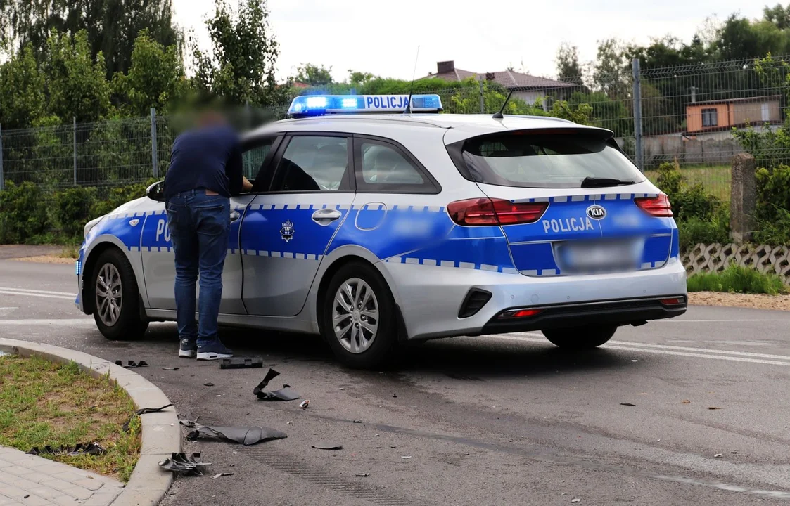 Wjechał w inne auto, zabrał tablicę, która odpadła od jego Audi i odjechał. Miał trzy promile - Zdjęcie główne