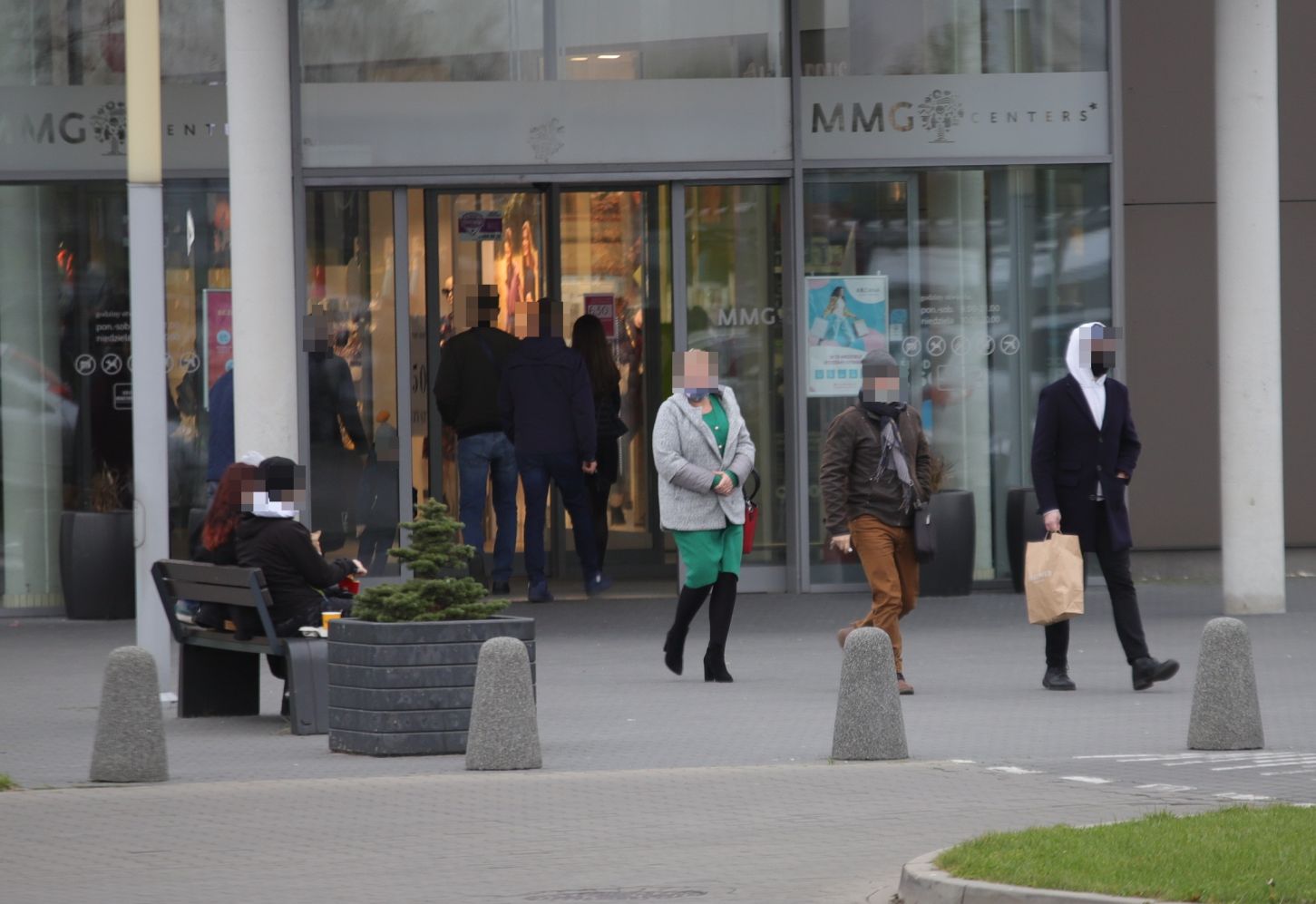 Od dzisiaj luzowanie obostrzeń. Otwarte m.in. galerie handlowe - Zdjęcie główne