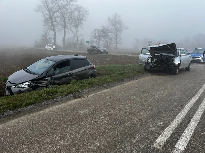 Groźnie pod Kutnem, auto w rowie. Wszystko przez mgłę? [FOTO] - Zdjęcie główne