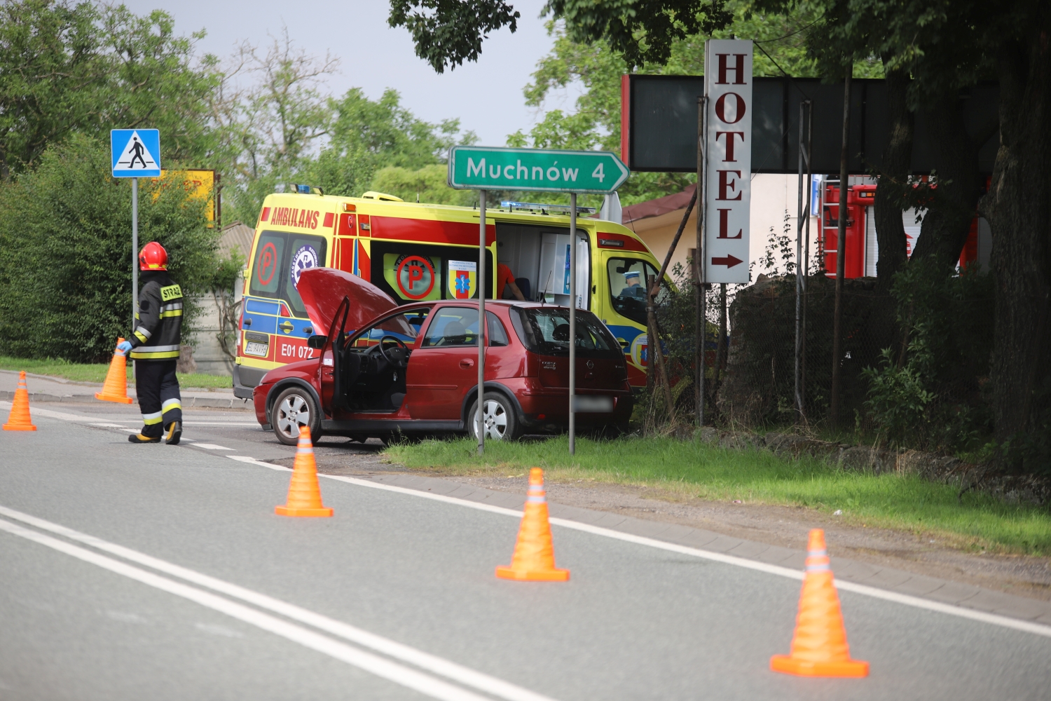 [ZDJĘCIA] Groźnie na DK 60. Zderzyły się dwa auta, służby w akcji - Zdjęcie główne