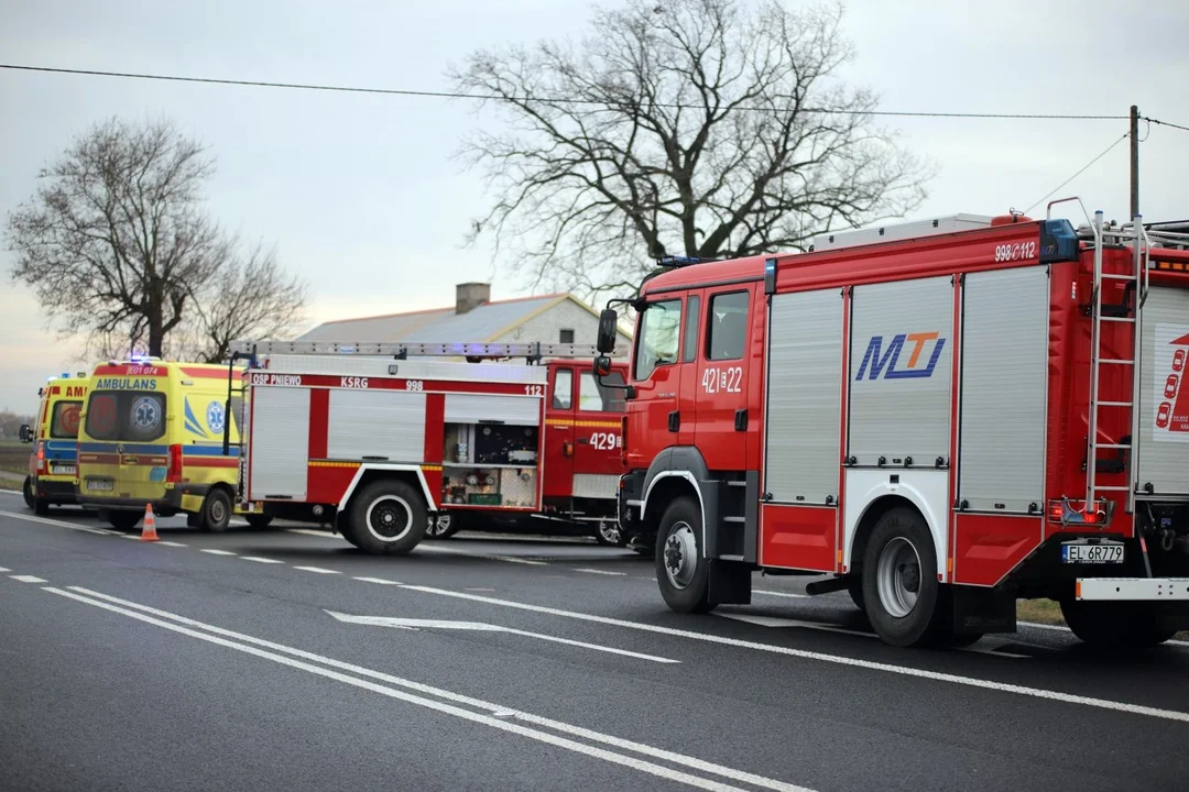 Wypadek na DK 92 w gminie Bedlno. Zderzyły się dwie osobówki