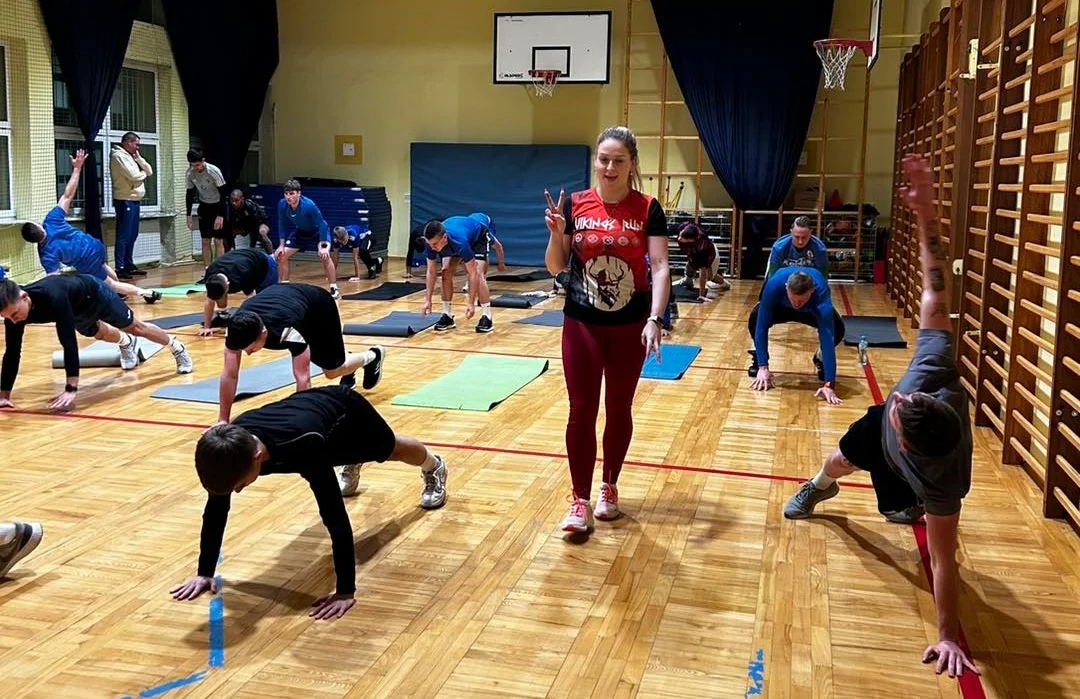 Pani Natalia nową twarzą w sztabie szkoleniowym. Piłkarze KS-u przygotowują się do wiosny - Zdjęcie główne