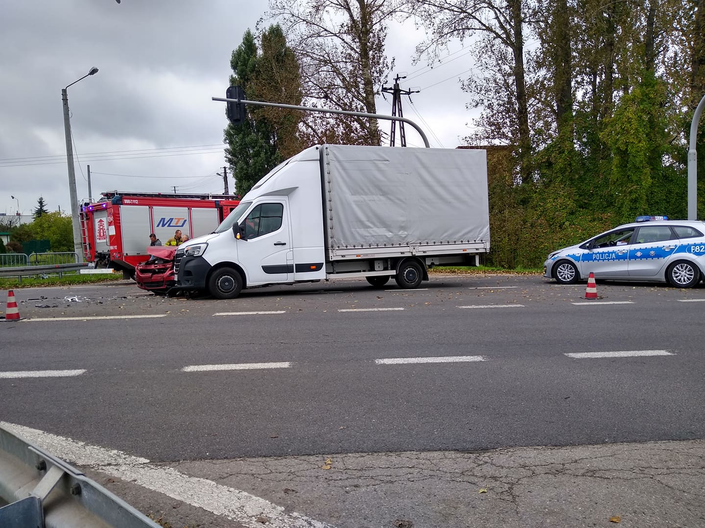 Niebezpiecznie pod Kutnem. Zderzyły się dwa auta, są osoby poszkodowane