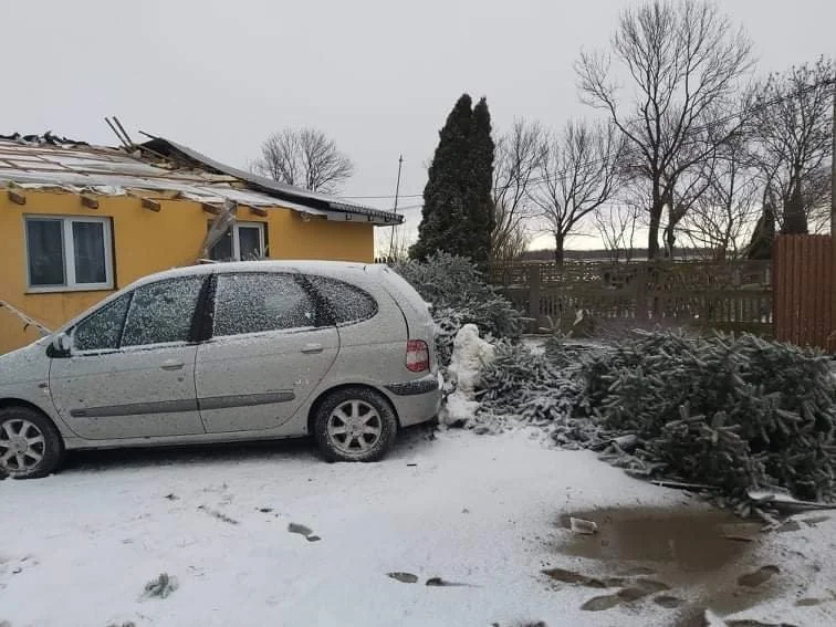 Wichura pozbawiła mieszkańców dachu nad głową