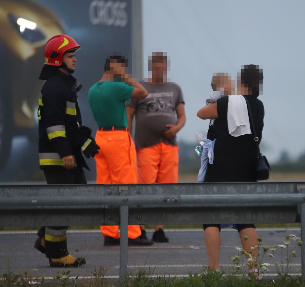 Na autostradzie pod Kutnem samochód zderzył się z ciężarówką, wśród poszkodowanych dziecko, lądował śmigłowiec