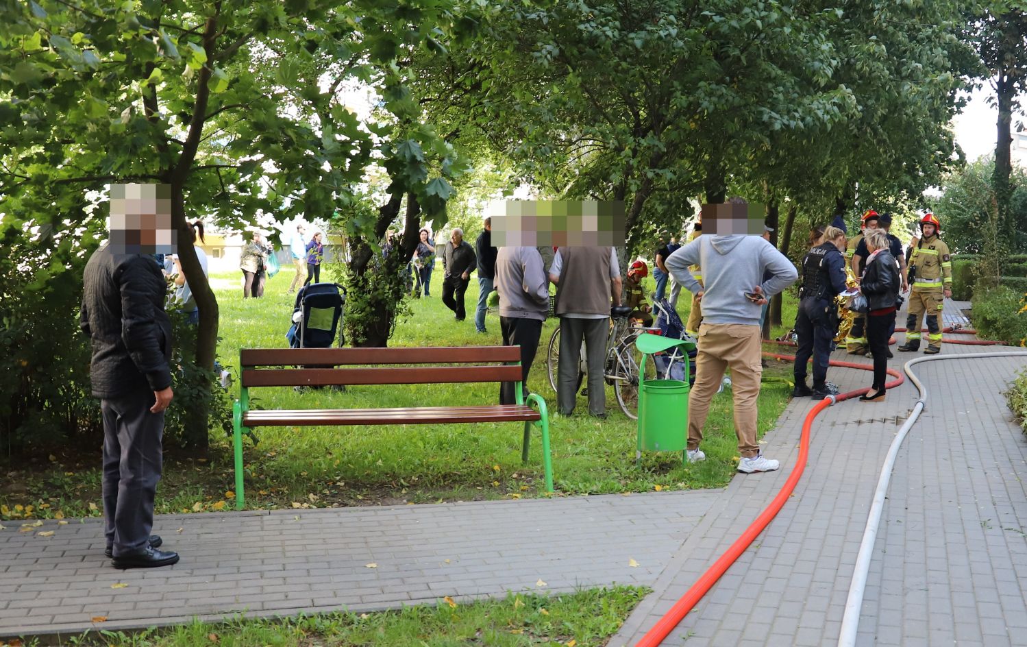 W Kutnie w mieszkaniu przy ulicy Wybickiego wybuchł pożar, strażacy ewakuowali mieszkańców