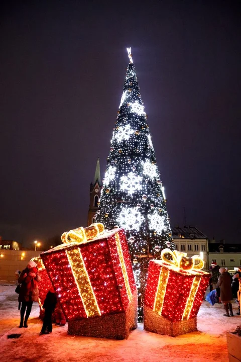 W Kutnie czuć klimat świąt. Dziś oficjalnie uruchomiono iluminację, w tym choinkę na Placu Wolności