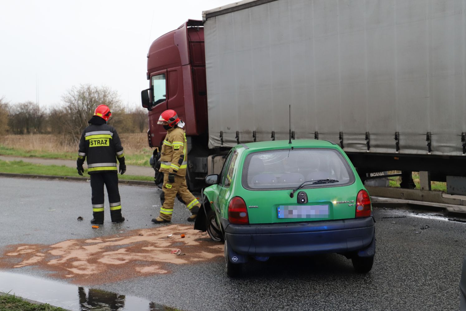 W Kutnie samochód ciężarowy zderzył się z osobówką