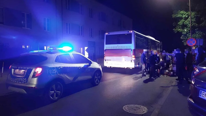 Kobieta wtargnęła pod nadjeżdżający autobus. Kierowca nie zdążył wyhamować - Zdjęcie główne