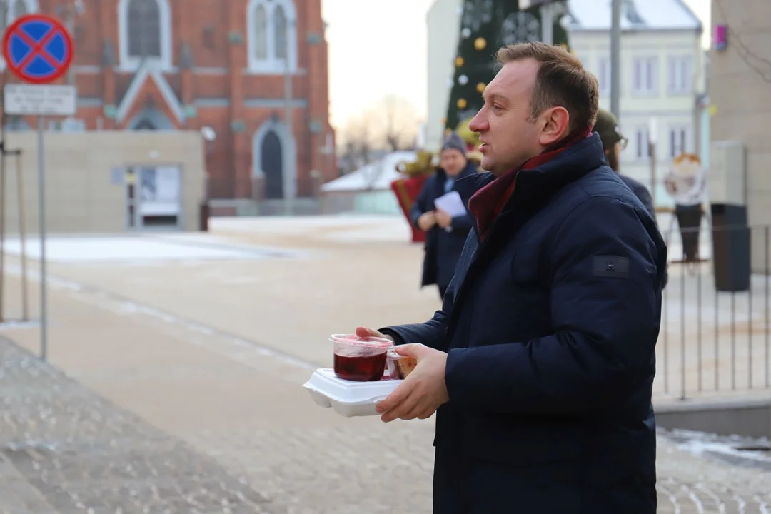 Posłowie Lewicy rozdawali mieszkańcom Kutna świąteczne posiłki 