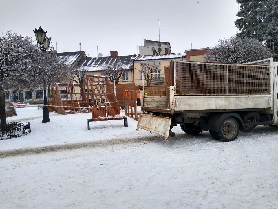 W centrum Kutna stawiają drewnianą konstrukcję. To bożonarodzeniowa szopka, jedna z atrakcji Wigilii Miejskiej i Jarmarku Świątecznego