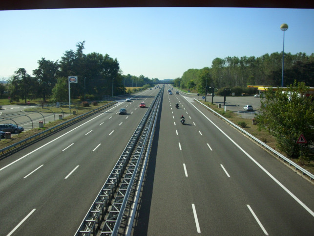 9 samochodów zniszczonych przez autostradę. Dosłownie - Zdjęcie główne