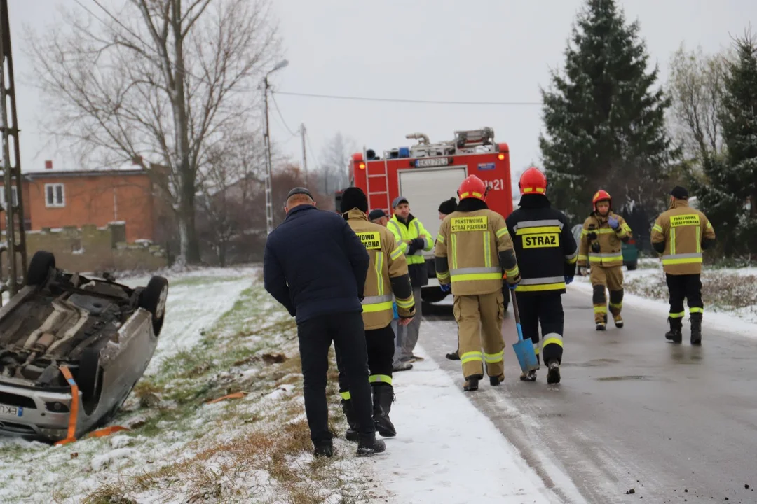 Wypadek pod Kutnem. Dachował samochód, jedna osoba ranna