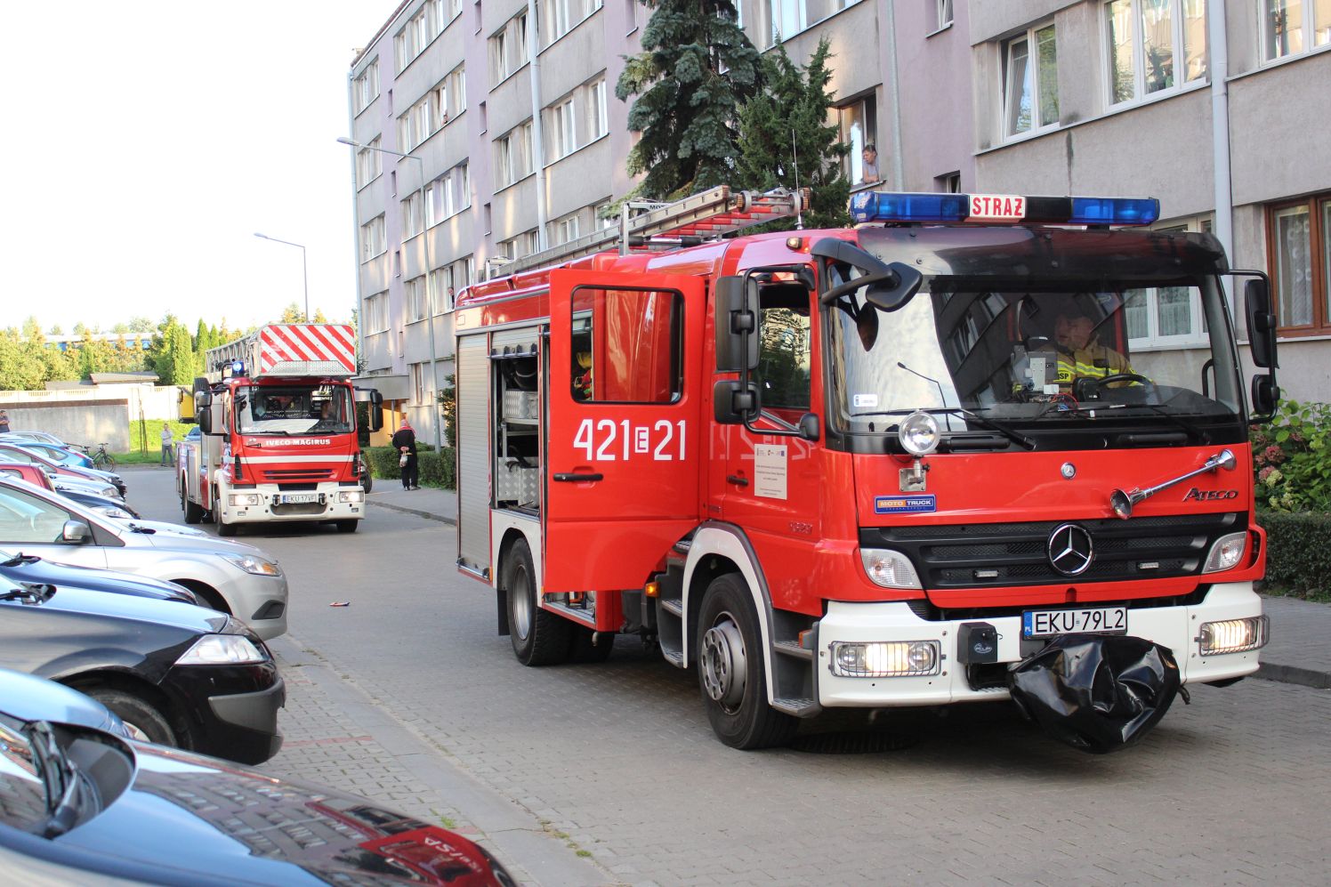 Na jednym z kutnowskich osiedli działania prowadzi kilka zastępów straży