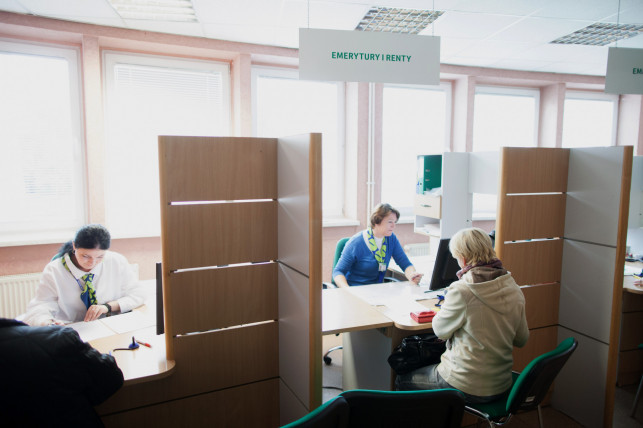 Pracownicy ZUS dostaną podwyżki. Zagrozili paraliżem wypłat dla przedsiębiorców - Zdjęcie główne