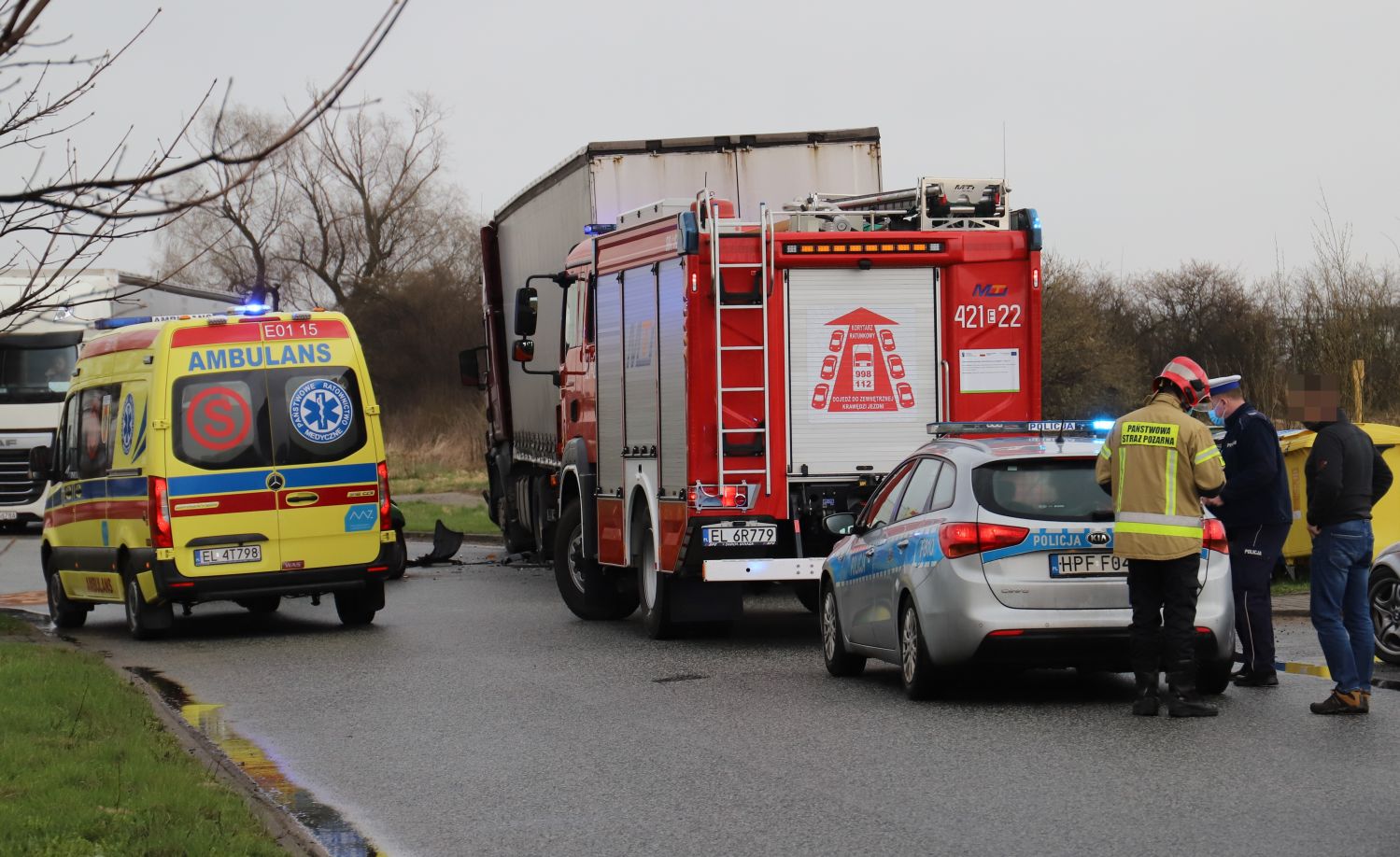 W Kutnie samochód ciężarowy zderzył się z osobówką