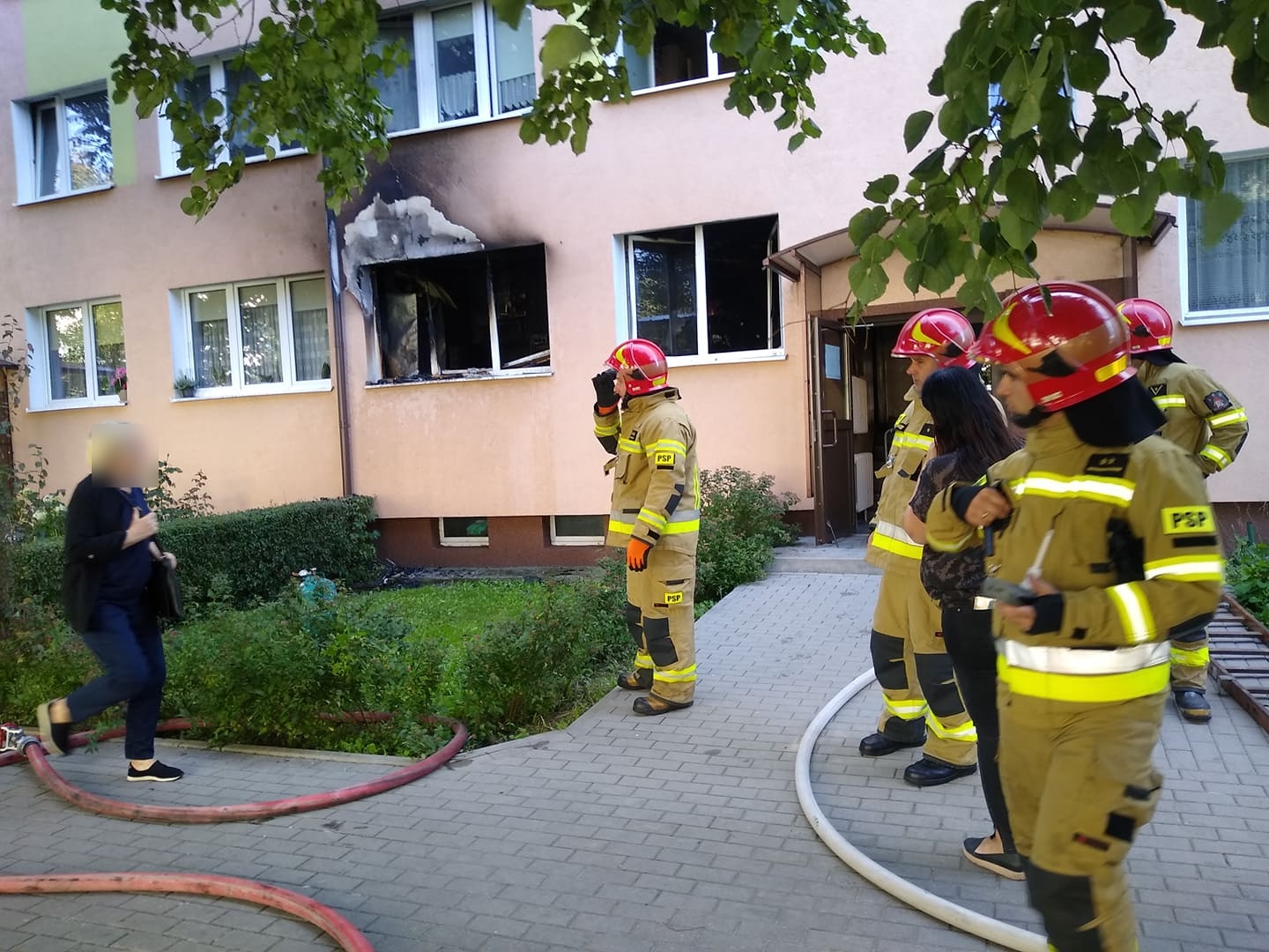 W Kutnie w mieszkaniu przy ulicy Wybickiego wybuchł pożar, strażacy ewakuowali mieszkańców
