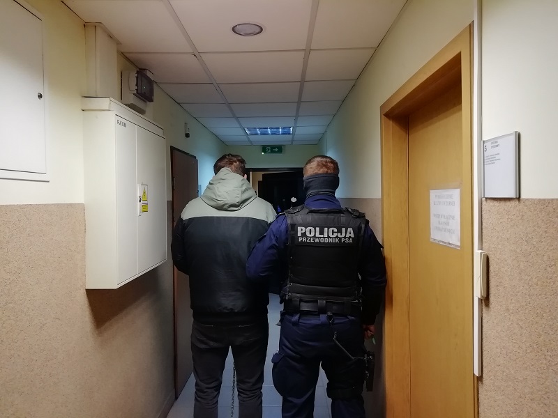 Policja z Kutna zatrzymała dwóch mężczyzn i kobietę