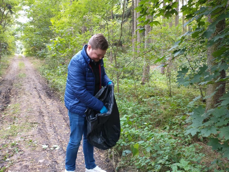 Starosta wspólnie z pracownikami starostwa i dzieciakami sprząta las pod Kutnem