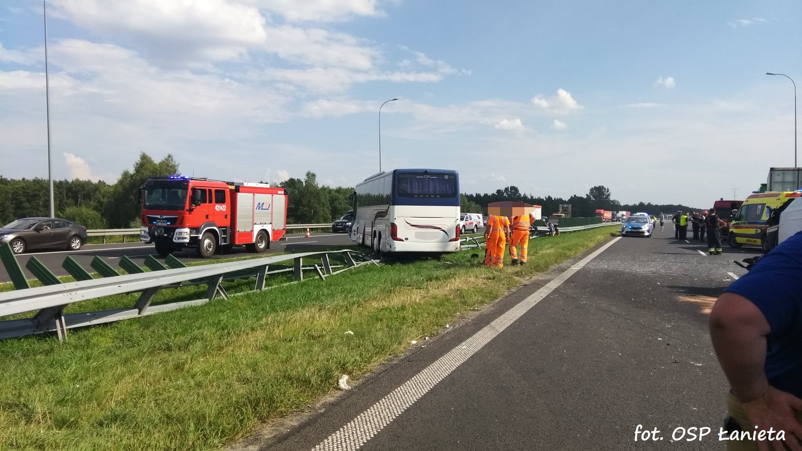 W wyniku zderzenia autokaru z ciężarówką rannych zostało aż 17 osób