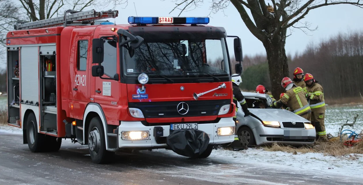 W Grochowie pod Kutnem samochód uderzył w drzewo