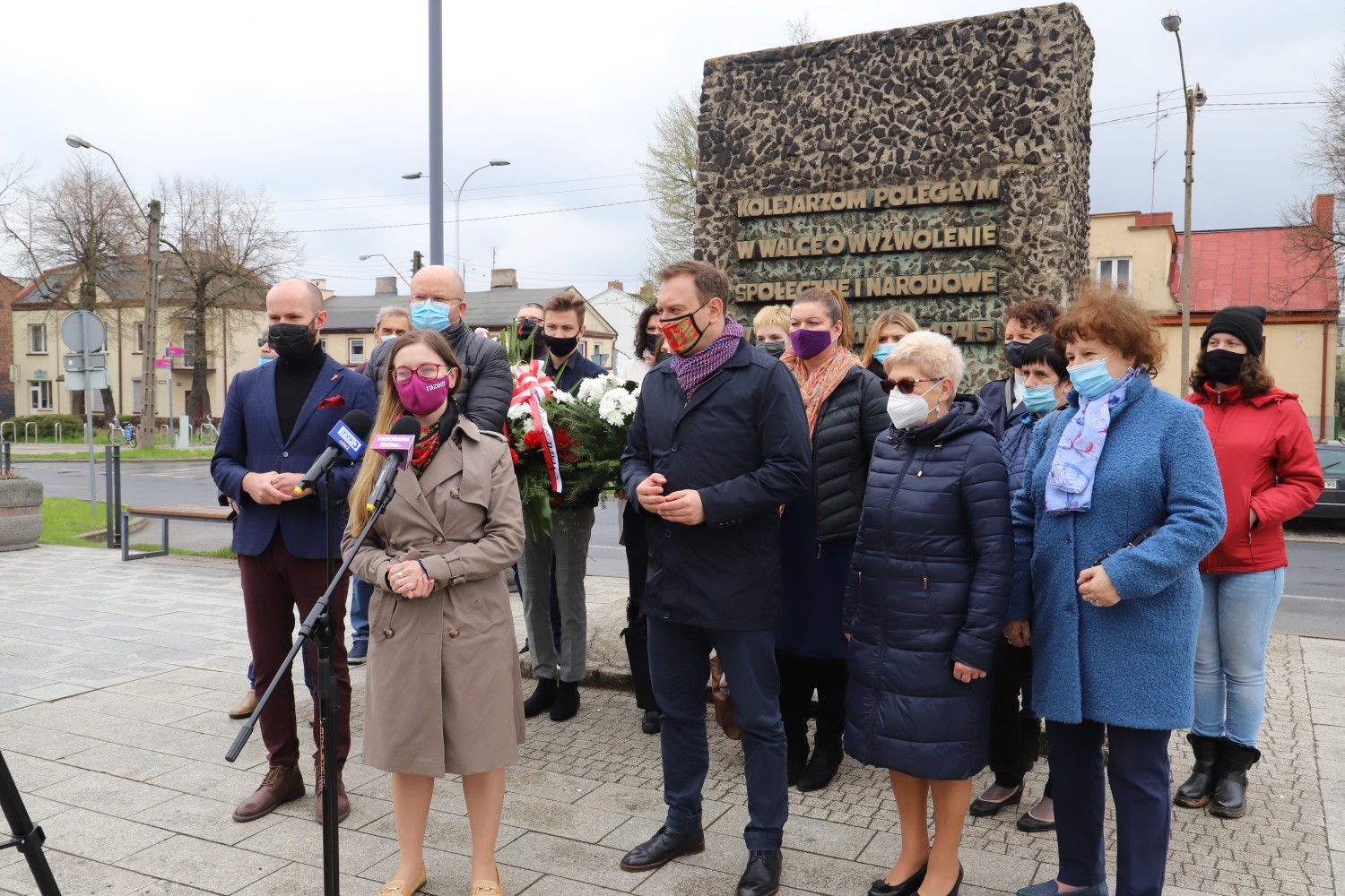 Lewica świętuje pod pomnikiem przy dworcu w Kutnie.