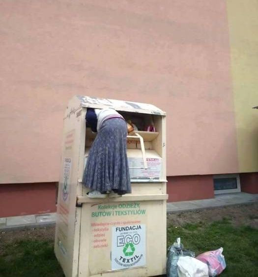 Oznaka ubóstwa czy kradzież? Podbierają używaną odzież! - Zdjęcie główne